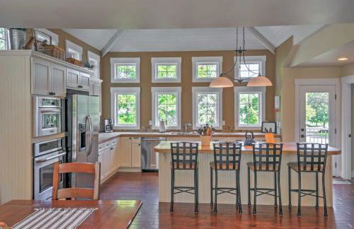 Gorgeous Wapato Point Lakehouse with Private Hot Tub - Foto 6