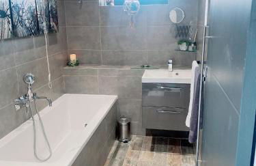 Artsy Retreat - Sleeps 6 Free Parking & Balcony - Photo 19