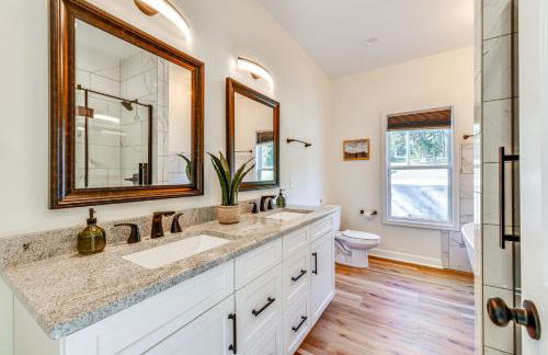 Waterfront Lake Hickory Retreat with Private Dock! - Foto 16