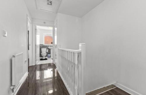 New large townhouse 3 bedrooms 4 beds and parking - Foto 13