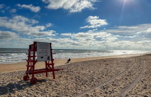 Renovated direct oceanfront condo with spacious balcony, heated pool, and garage parking - Foto 34