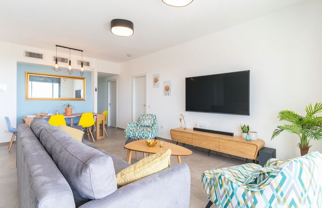 Sunlit Balcony & Coastal Charm by Sea N' Rent - Foto 18