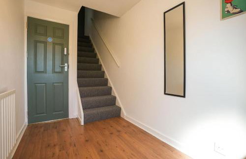 Stupton House, Large 3 Bed House that Sleeps 8 with Full Size Pool Table & FREE Parking - Hosted by Stay Host Save - Foto 2