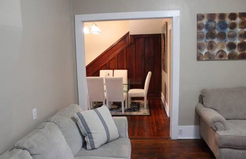 The Purple Door apt in the heart of Radford city - Foto 8