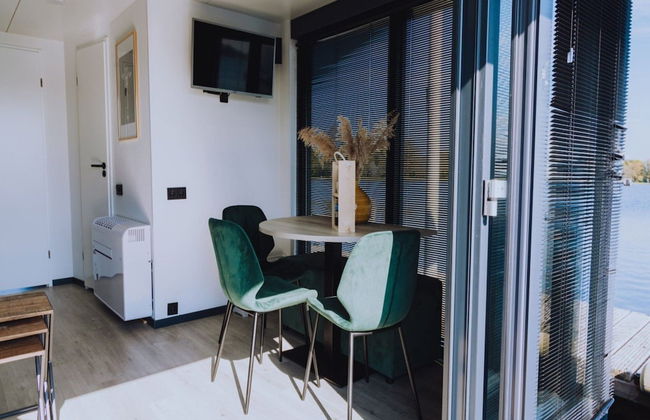 Modern Houseboat With air Conditioning Located in Marina - Foto 9