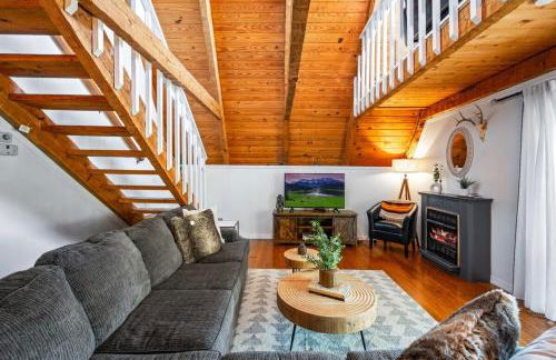 Charming A-Frame Cabin w Hot Tub & Mountain Views - Foto 15