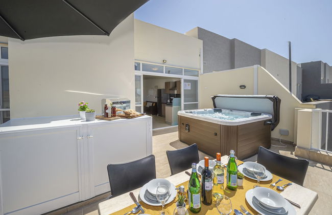Summer Breeze Penthouse with large Terrace and Hot Tub by Getaways Malta - Foto 1