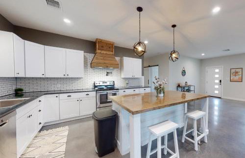 Secluded home with firepit, gas grill, central AC, game room, W/D - Foto 8