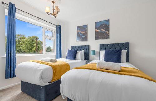 OPK STAYS - Stylish 2 bed Coventry train Station Apt, City Centre, Sleeps 4, FREE Parking, Free Netflix - Foto 1