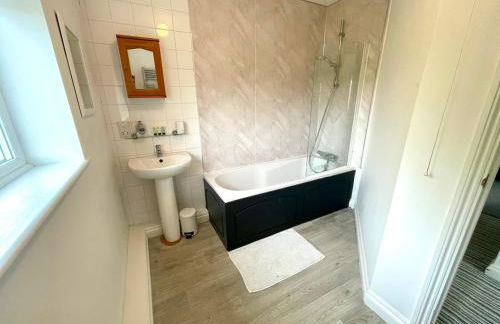 Large 5 bed detached house near Stansted Airport with Parking for 2 vehicles! Stansted Stays - Foto 29