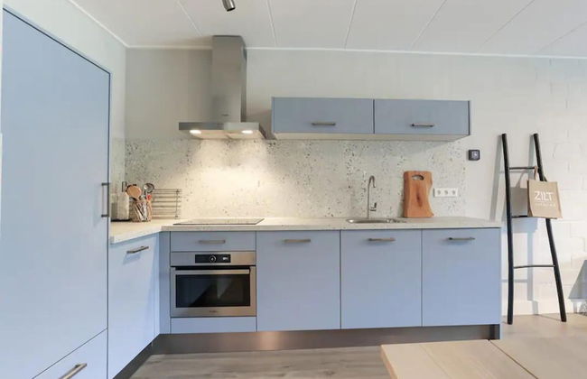 Modern Stay Near the Beach - Photo 8