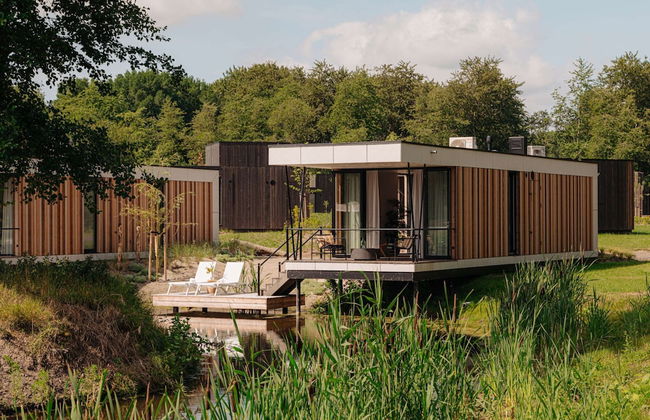 Modern Lodge on the Water in a Holiday Park - Foto 1
