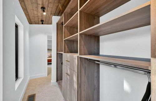 The Luxe House | Upscale Cabin w/ Hot Tub & Fire Pit! - Foto 58