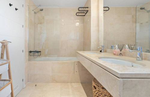 Family Friendly 2BR in Casares Pool and Padel Fun - Foto 14