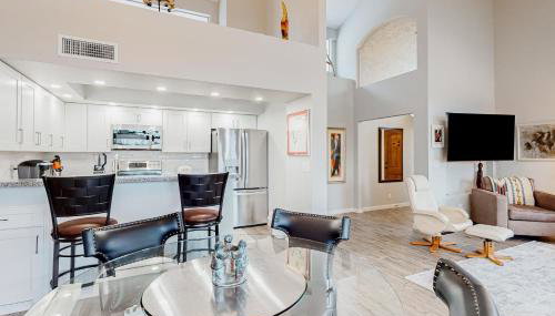 Lake view desert stay with pool, patio, grill, & smart TVs - snowbird-friendly - Foto 5