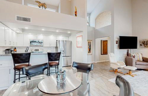 Lake view desert stay with pool, patio, grill, & smart TVs - snowbird-friendly - Foto 5