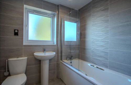 Modern 2-Bed Home in Swinton by MCPI Hosting, Perfect for Families & Contractors - Foto 14