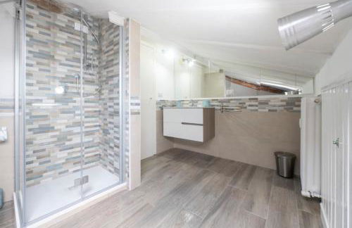 049 - Attico ELEGANTE, 10 minuti a piedi da MARE e SPIAGGIA - POSTO AUTO PRIVATO GRATIS - Foto 38