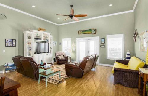 JUST LISTED Beach House Steps Away from the Beach - Foto 17