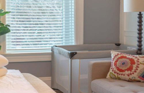 2BR with Workspaces & Deck ABODEbucks - Foto 12