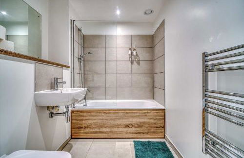 2-BR Near Salford Royal - City & Town Centre View - 1 Minute to Train & Tram Station - Sleeps 6 - Foto 51