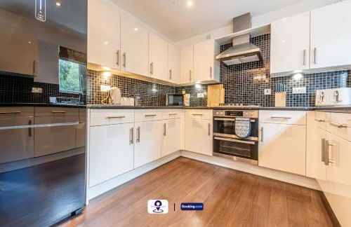 Last-Minute Escapes ! Summer Days l RTM Stay l 4 -Bed House By Finesse Stays Short Lets & Serviced Accommodation Wakefield With Parking, Contractors - Foto 18