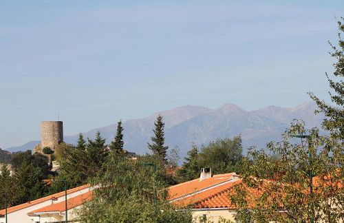 Modern 4 bedroom villa, air-conditioning, swimming pool, private gardens - Photo 18