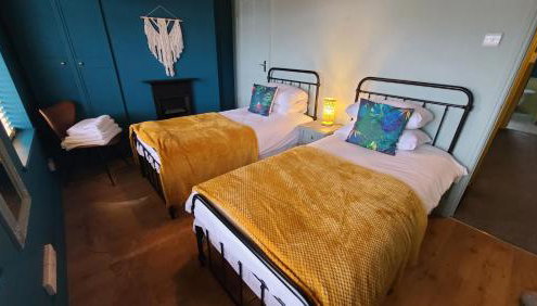 Paget Cottage a cosy and comfy 2 bedroom cottage with parking to the rear and a short drive from Cannock town centre - Foto 2