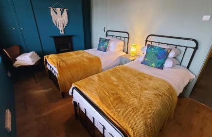 Paget Cottage a cosy and comfy 2 bedroom cottage with parking to the rear and a short drive from Cannock town centre - Foto 2