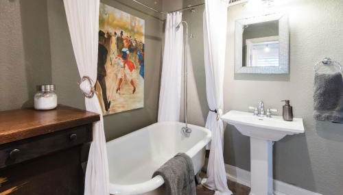 Remodeled Historic Lakefront Gem Overlooking Lake Travis and Jones Brothers Park *Great for Families and Groups* - Foto 3