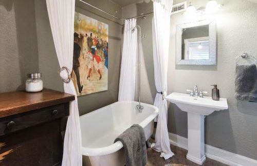 Remodeled Historic Lakefront Gem Overlooking Lake Travis and Jones Brothers Park *Great for Families and Groups* - Foto 3