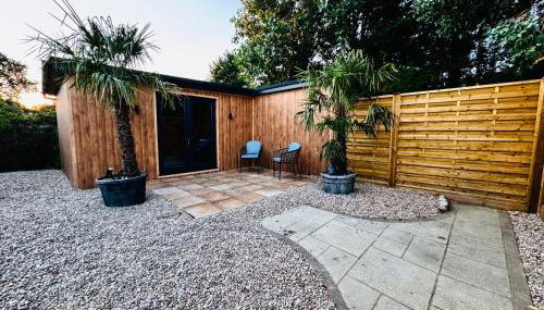 The Hideout - private luxury cabin near the sea with garden area, sea views and parking - Foto 3