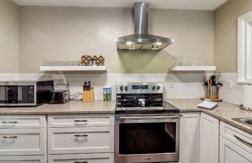 Cozy Mountain Home with Great Views, Deck & WiFi - Photo 18