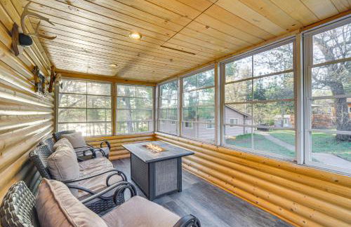 Lakefront Cabin with Dock, Fire Pits in Danbury! - Foto 17