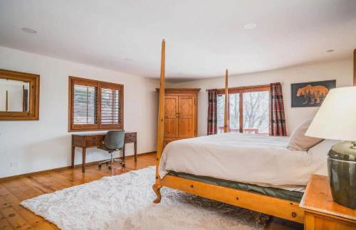 Monthly or Seasonal Large Petite Lake 44 Lakehouse Retreat with Private Pier and Hot Tub secluded Deep in the Woods - Foto 13