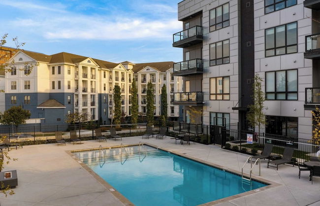 Prime Walkable Midtown Location, Pool, Gym Outlaw's Den by Avantstay - Foto 28