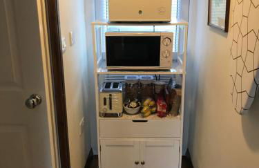 Cute self-contained guest room with ensuite and private decked porch in Glastonbury - Photo 9