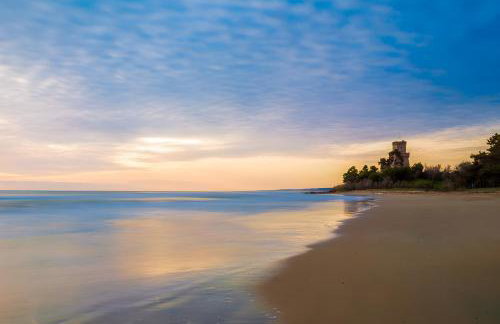Sunset Escape, relax a due passi dal mare con terrazza e aria condizionata - Foto 50