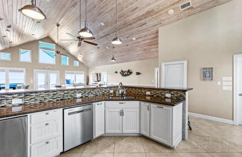 Beachfront Hideaway! Luxury Beachfront, SwimSpa, Game Room, Firepit by Bolivar Vacations - Foto 30