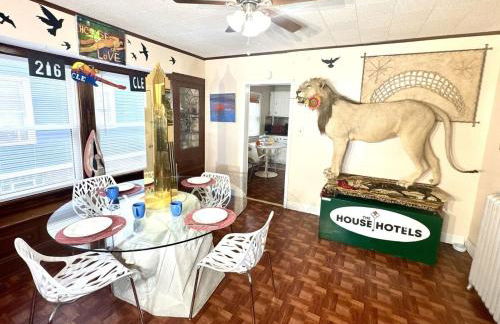 Sleep with a Lion!! 6 bedroom house, near downtown, Ohio city Tremont! - Foto 1