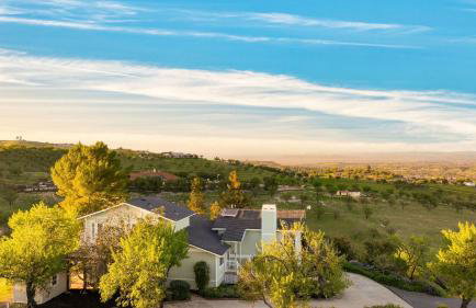 Stunning Escape • Hot Tub Panoramic View Prime Location Hilltop by AvantStay - Photo 33