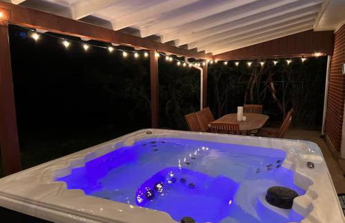 Cozy Hot Tub Escape - Pool Table & Home Theater - Foto 19