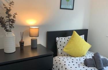 Spacious and central 4-bedroom house with parking - Foto 4