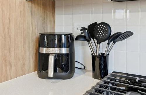 Edgewater Apt with Free Parking Gym Modern Living - Photo 12