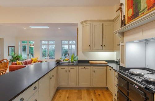 Stunning 6-bedroom countryside home - Photo 6