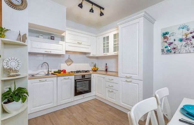 Stylish Villa With Swimming Pool and Garden - Photo 5