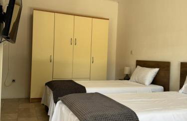 Private studio apartment with a garden and a terrace - Photo 16