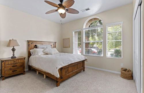 Stylish Silver Falls 4BR KING Master Game Room - Photo 24