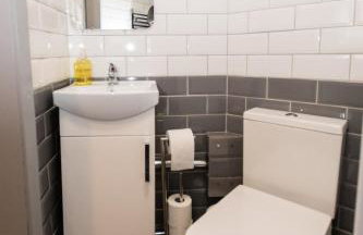 1 Bedroom Newton Apartment l Free Parking l Wigan Royal Infirmary l Haigh Hall l Central Location - Foto 14