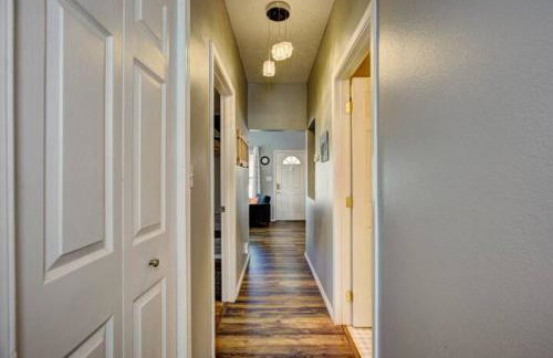 Red Bench Cottage Ideal location near parks, trails, skiing, hiking, biking, shopping extended stays welcome - Photo 14